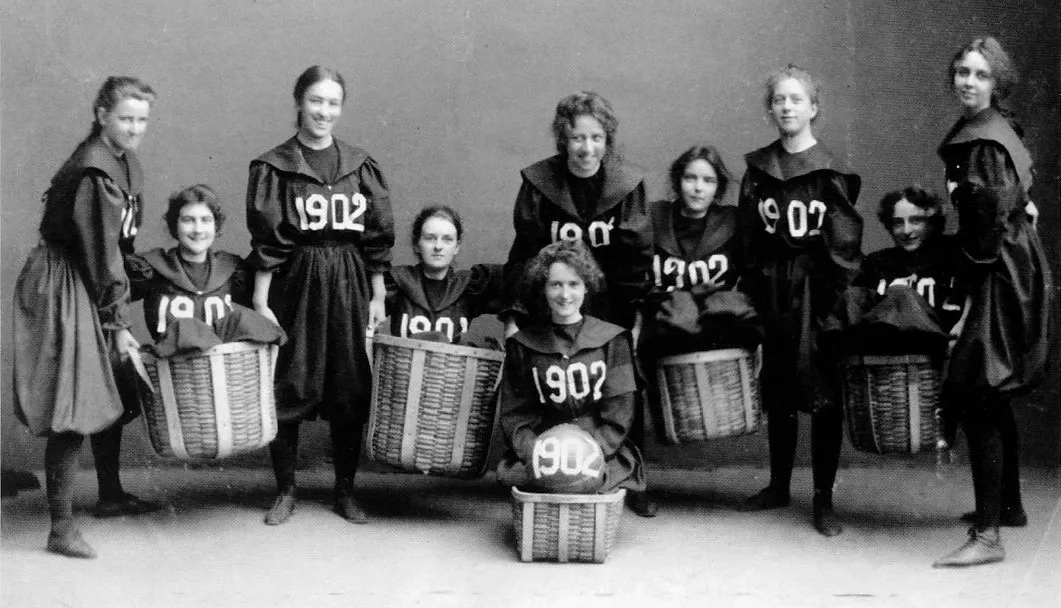 photo of early women's basketball team in bloomers