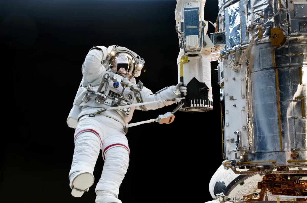 Astronaut floating near the Hubble