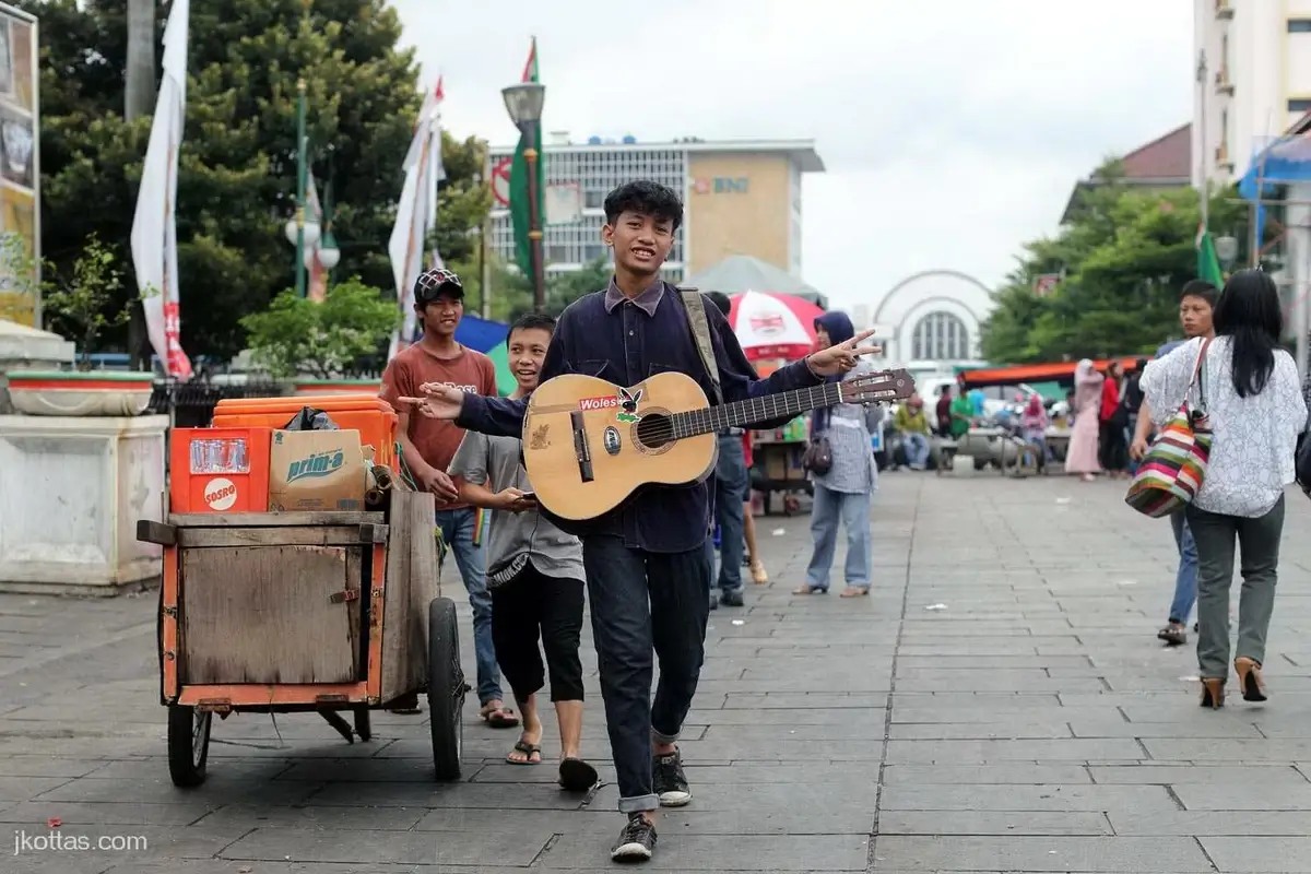 A street musician in Jakarta