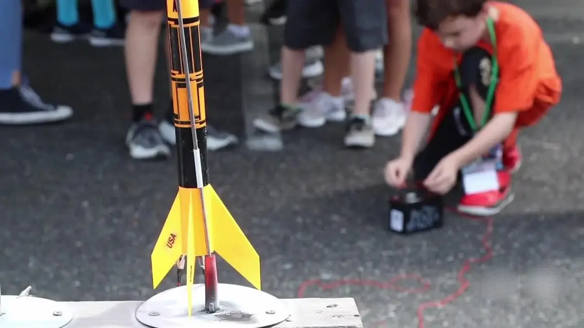 Kids model rockets at school