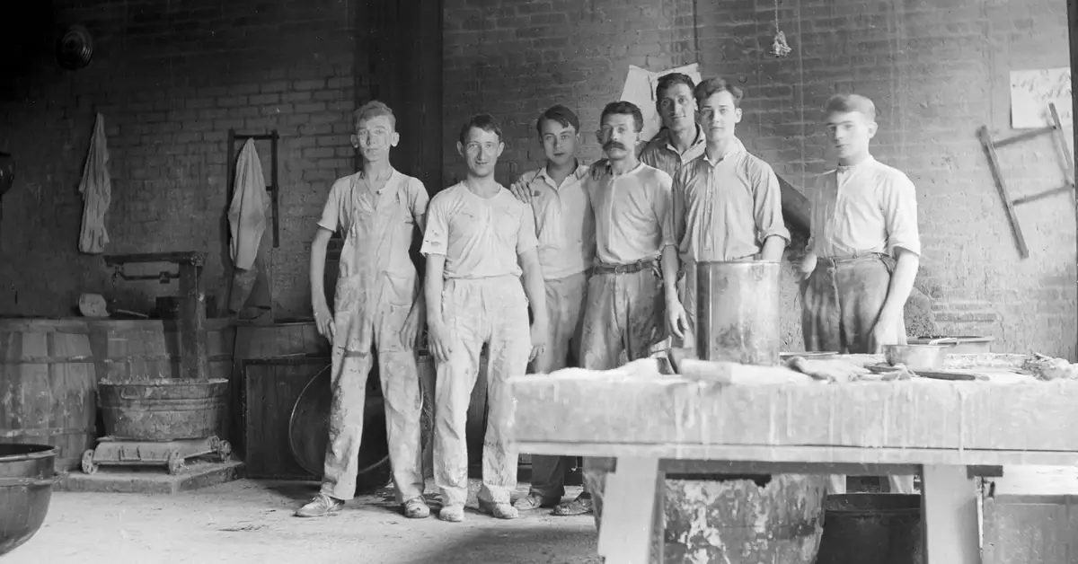 Goelitz workers in factory