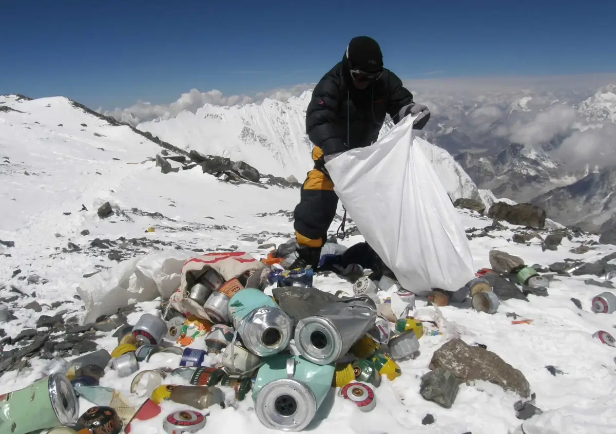 Clean-up team in action on Everest