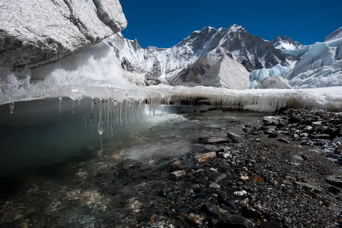 Shrinking glaciers on Everest