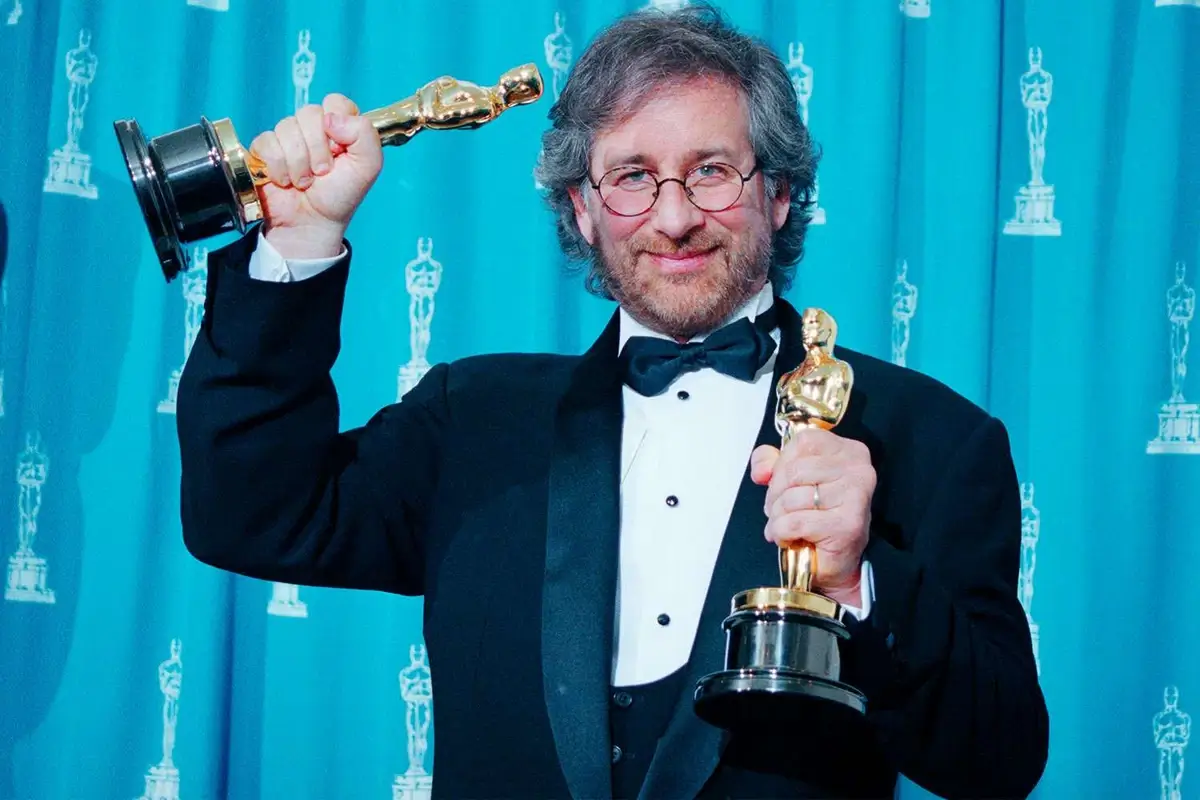 Spielberg holding his Academy Awards