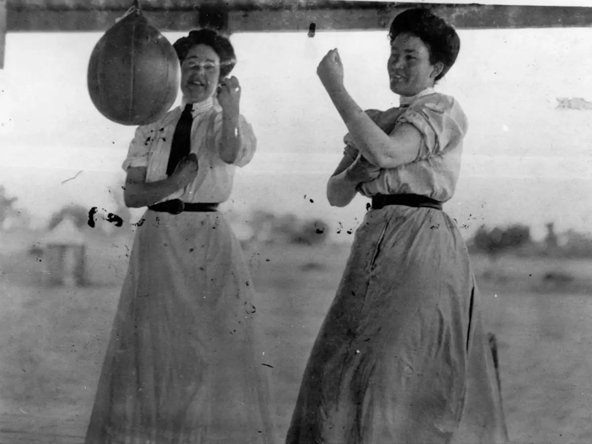 Women boxing history