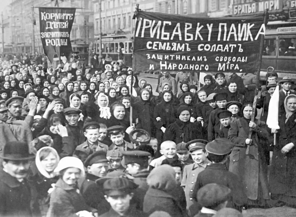 Crowds in Petrograd during the 1917 riots