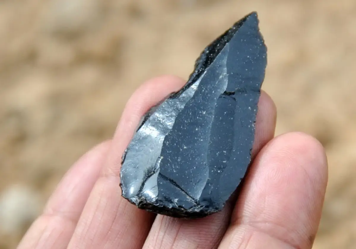 Obsidian artifact
