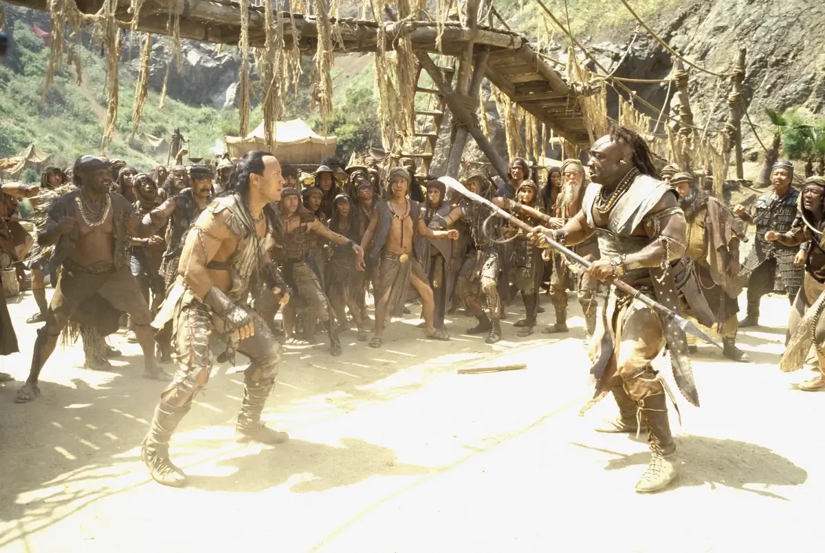 Dwayne Johnson and Michael Clarke Duncan fight in the movie "The Scorpion King"