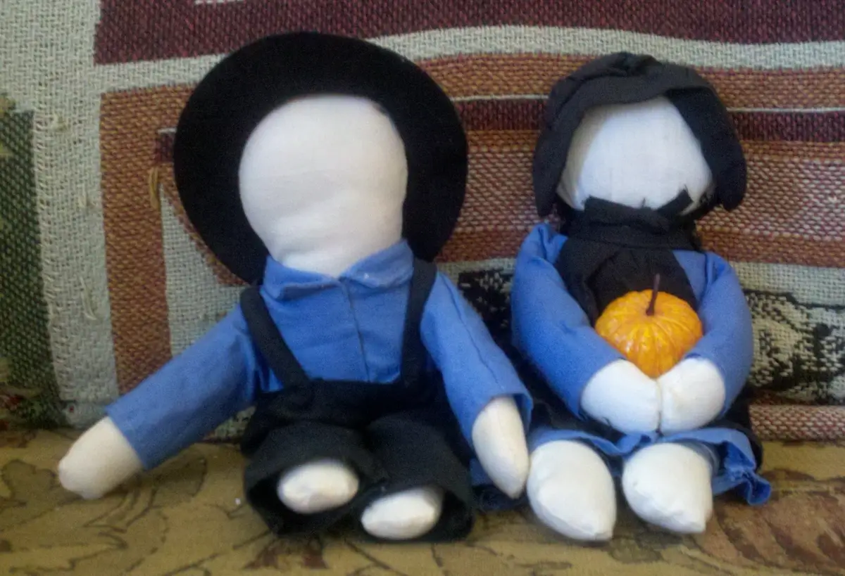 Amish handmade faceless dolls