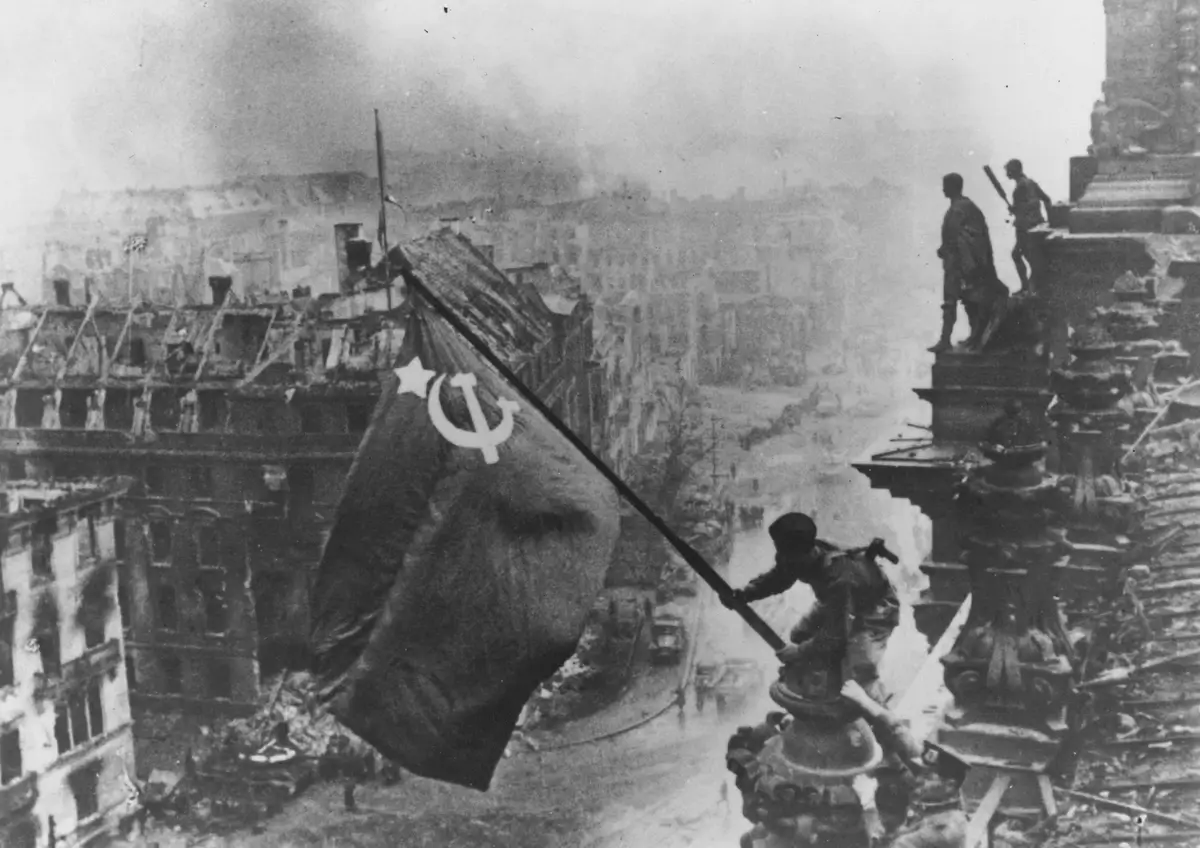 Soviet soldiers raising the flag over the Reichstag